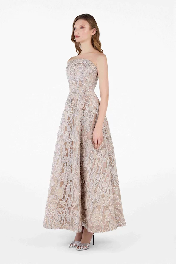 فستان ميدي فضي بدون حمالات من الرافيا