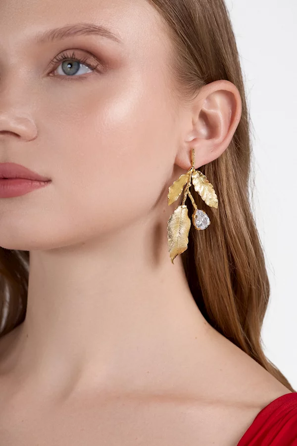 أقراط من الأوراق الذهبية