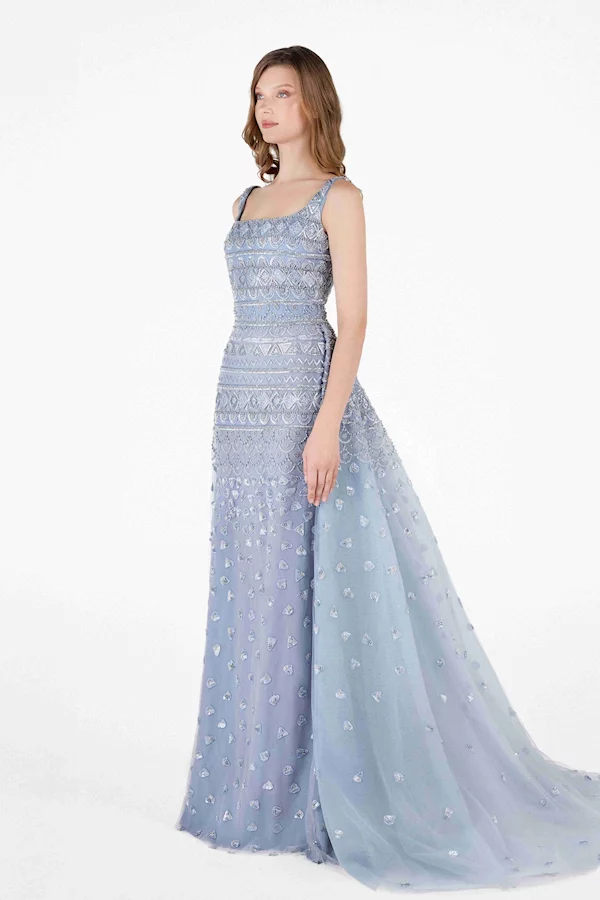 فستان أزرق باهت مع تنورة خارجية