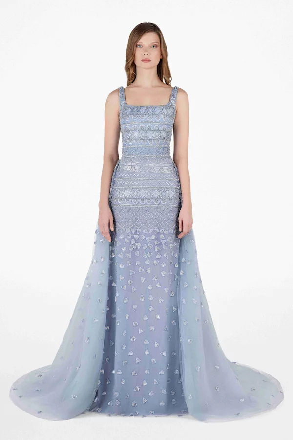 فستان أزرق باهت مع تنورة خارجية